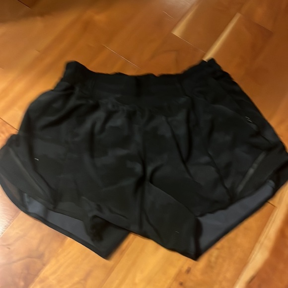 Black Camo Lululemon Hotty Hot Shorts. 4 inch inseam - Picture 3 of 4